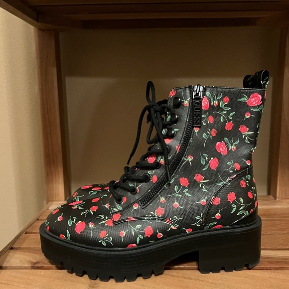 GUESS Women's Fearne Faux leather Platform Boots size 7.5 - Picture 3 of 11